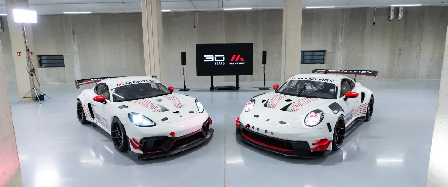 Kaksi 30-vuotisjuhlamallia: vasemmalla 718 Cayman GT4 RS Clubsport MR 30 ja oikealla 911 GT3 Cup MR 30. Kumpaakin tehdään 15.