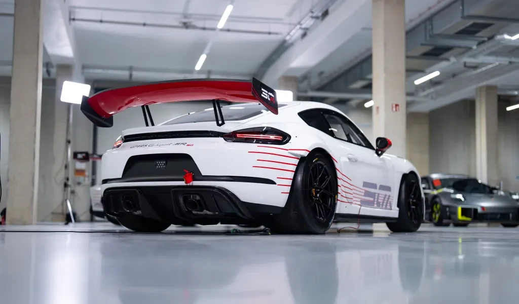 718 Cayman GT4 RS Clubsport MR 30 on 500-hevosvoimainen kilpa-auto. Suuri takasiipi ja kevyet koriosat kuuluvat juhlamallin muutoksiin.