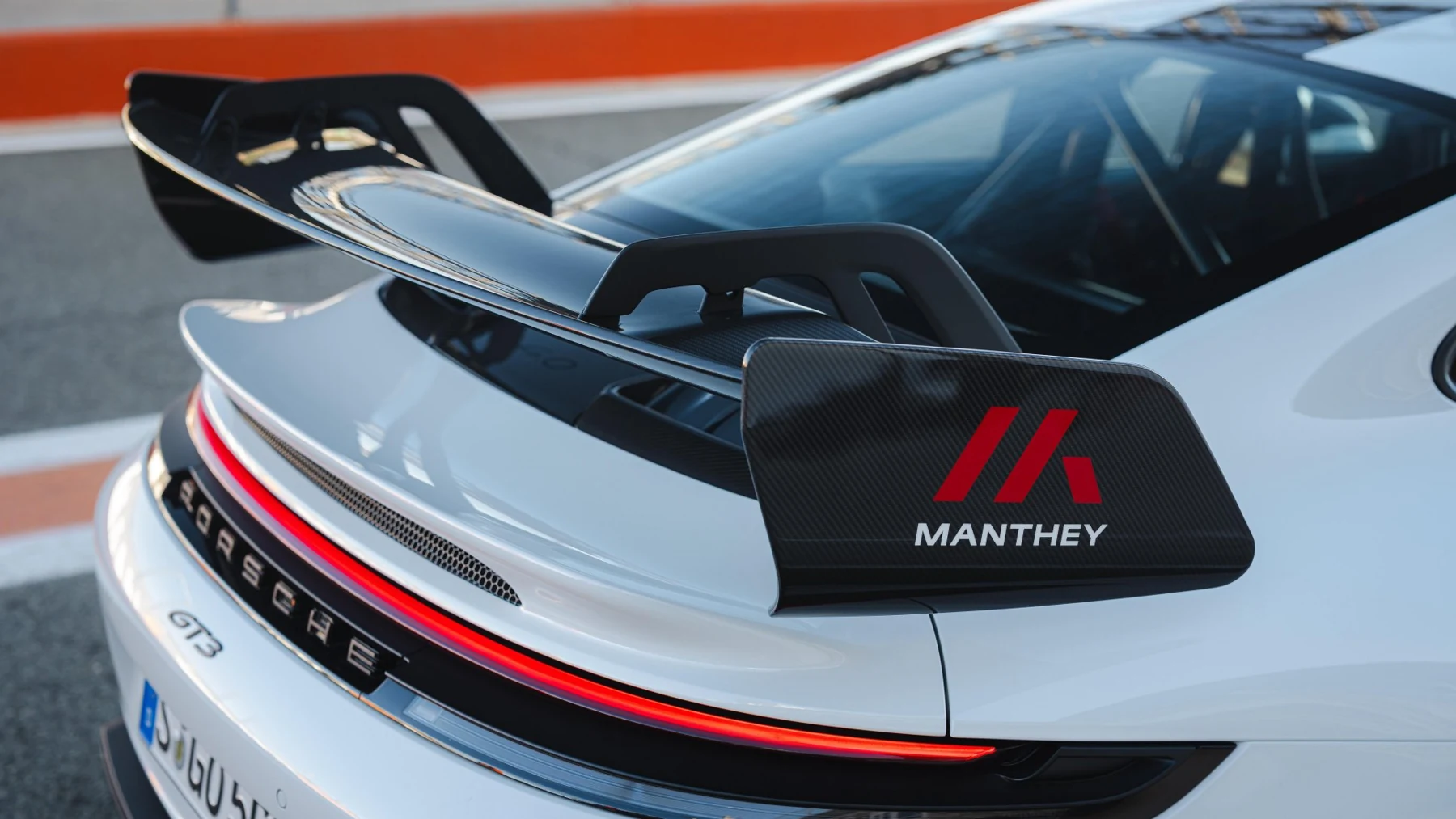 Manthey Kitillä varustetun Porsche 911 GT3:n takasiipi. Omistusosuuden kasvattaminen tiivistää Porschen ja Mantheyn yhteistyötä sekä katu- että kilpa-autoissa.