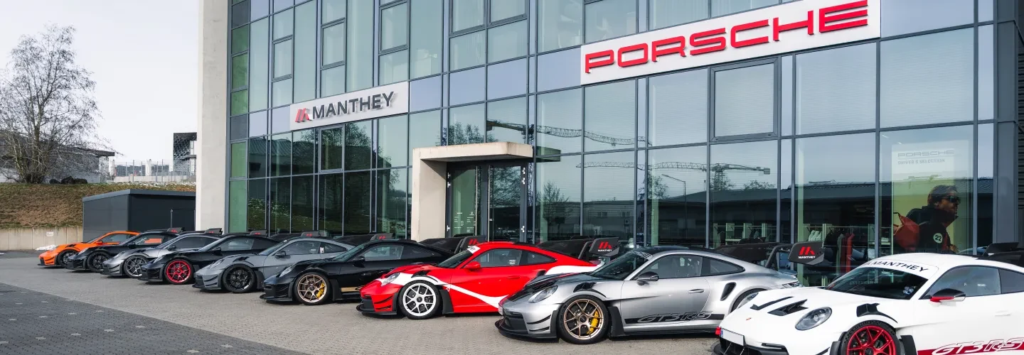 Mantheyn Porsche Service Center Meuspathissa huoltaa ja korjaa katuautoja Nürburgringin tuntumassa. Kilpailutoiminta on vain osa yrityksen arkea.