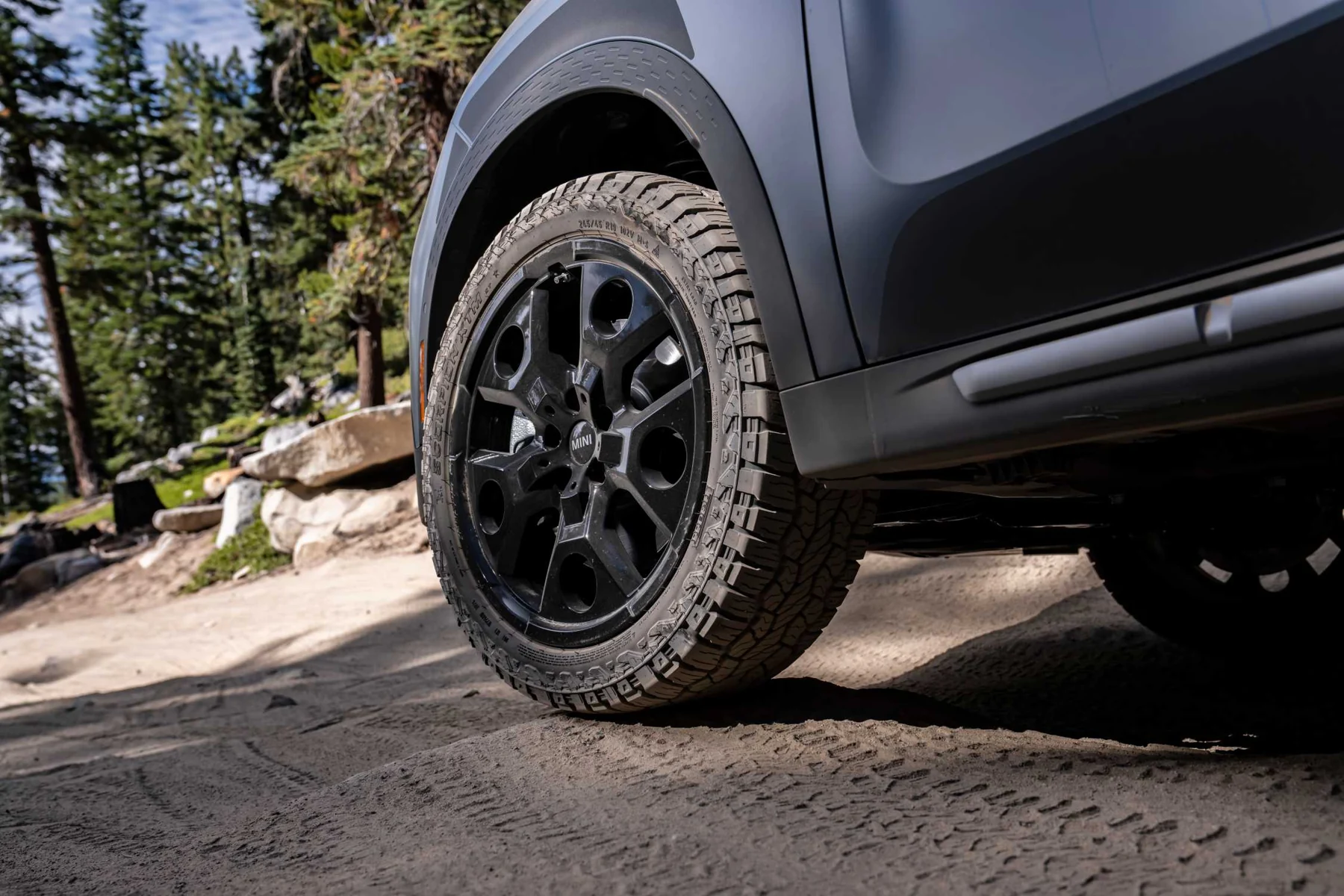 19-tuumaisten Untamed-vanteiden Pirelli Scorpion All Terrain Plus -renkaat ovat Euroopassa lisävaruste.