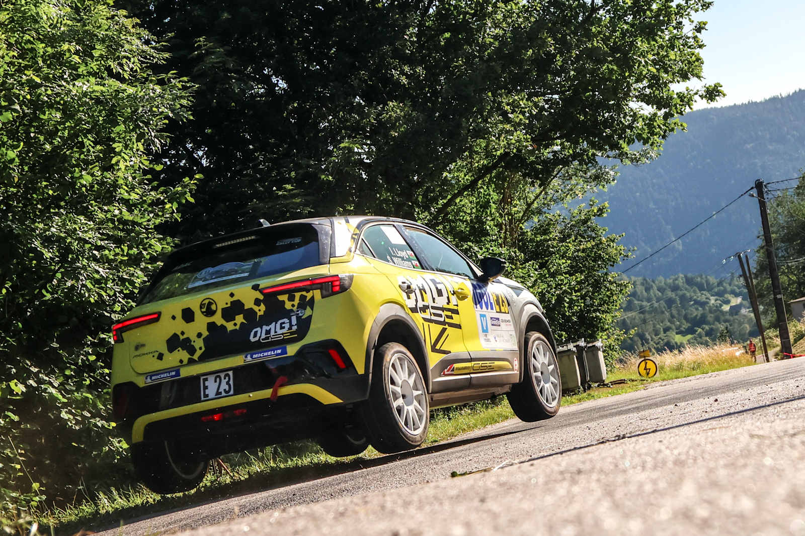 Opel Mokka GSE Rally vauhdissa. Äänimaailma muuttuu, mutta tie ja mutkat pysyvät. Kuva: ADAC.