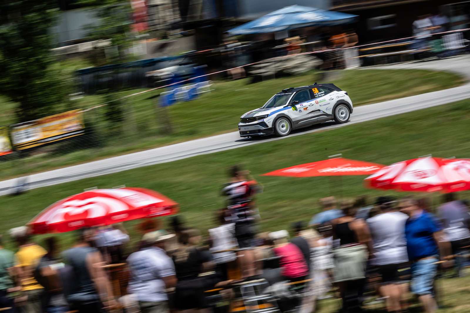 Dante Johanssonin Mokka GSE Rally ohittaa erikoiskokeen varrelle kokoontuneet katsojat Rallye Weizissä. Kuva: ADAC.