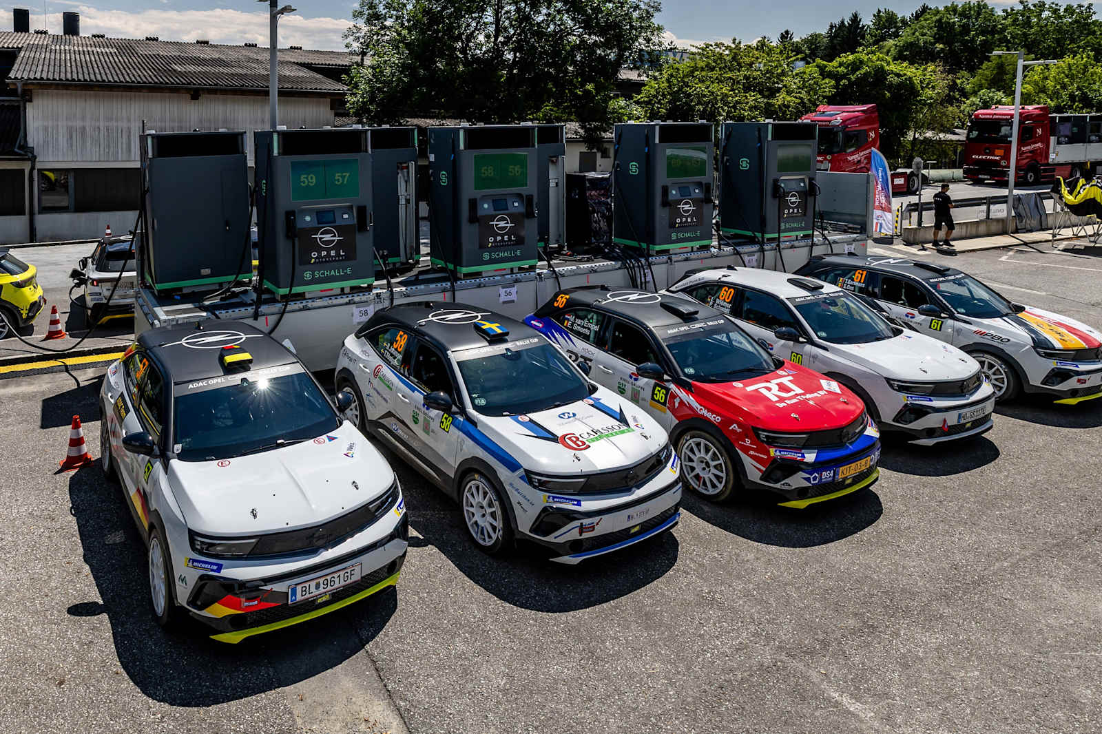 Mokka GSE Rally -autot mobiilien latausyksiköiden äärellä. Remote Charging -järjestelmä tuo latausmahdollisuuden erikoiskokeiden välille. Kuva: ADAC.