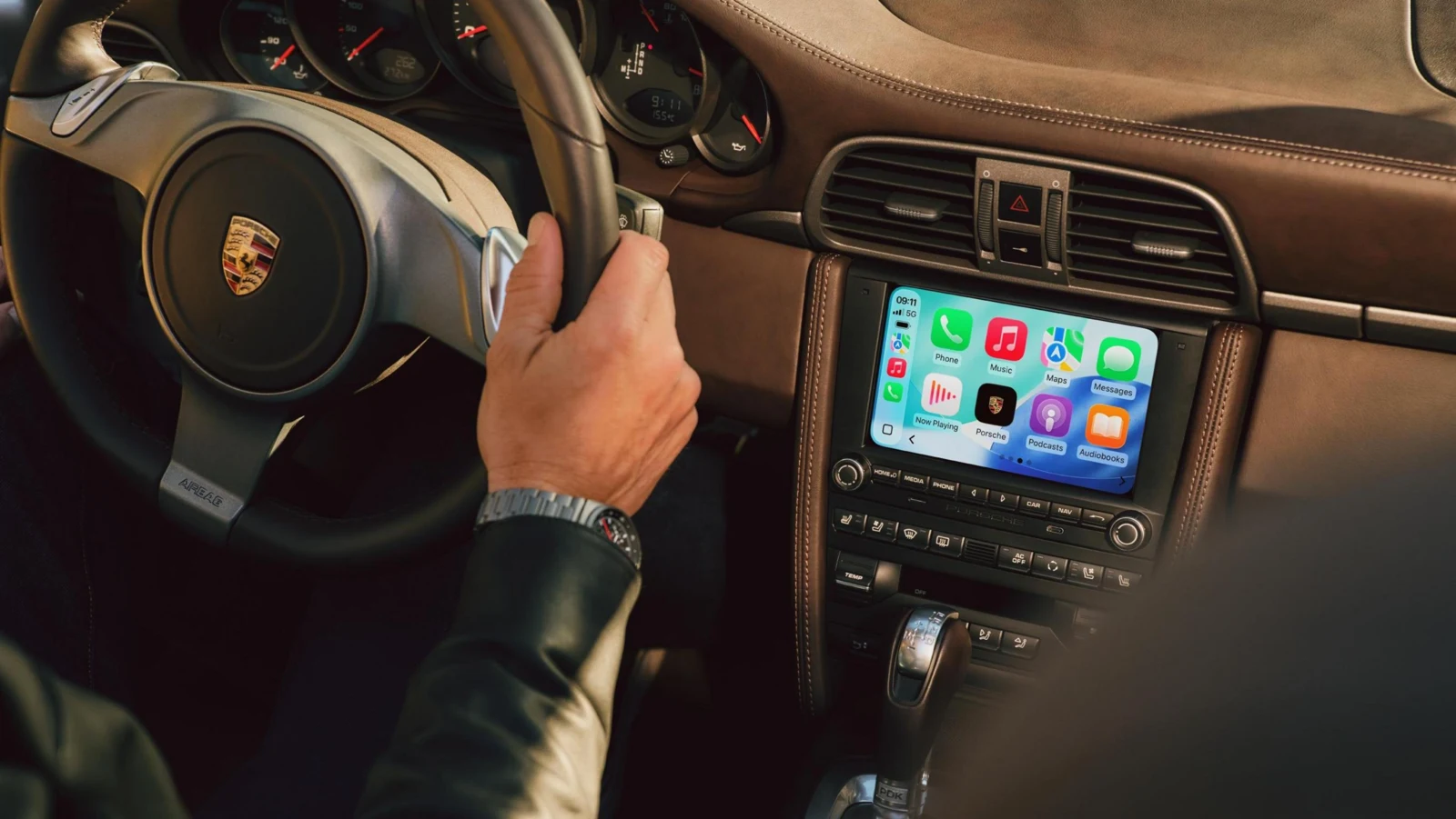 PCCM Plus ja Apple CarPlay 997-sukupolven 911:n keskikonsolissa. Kuva: Porsche AG.