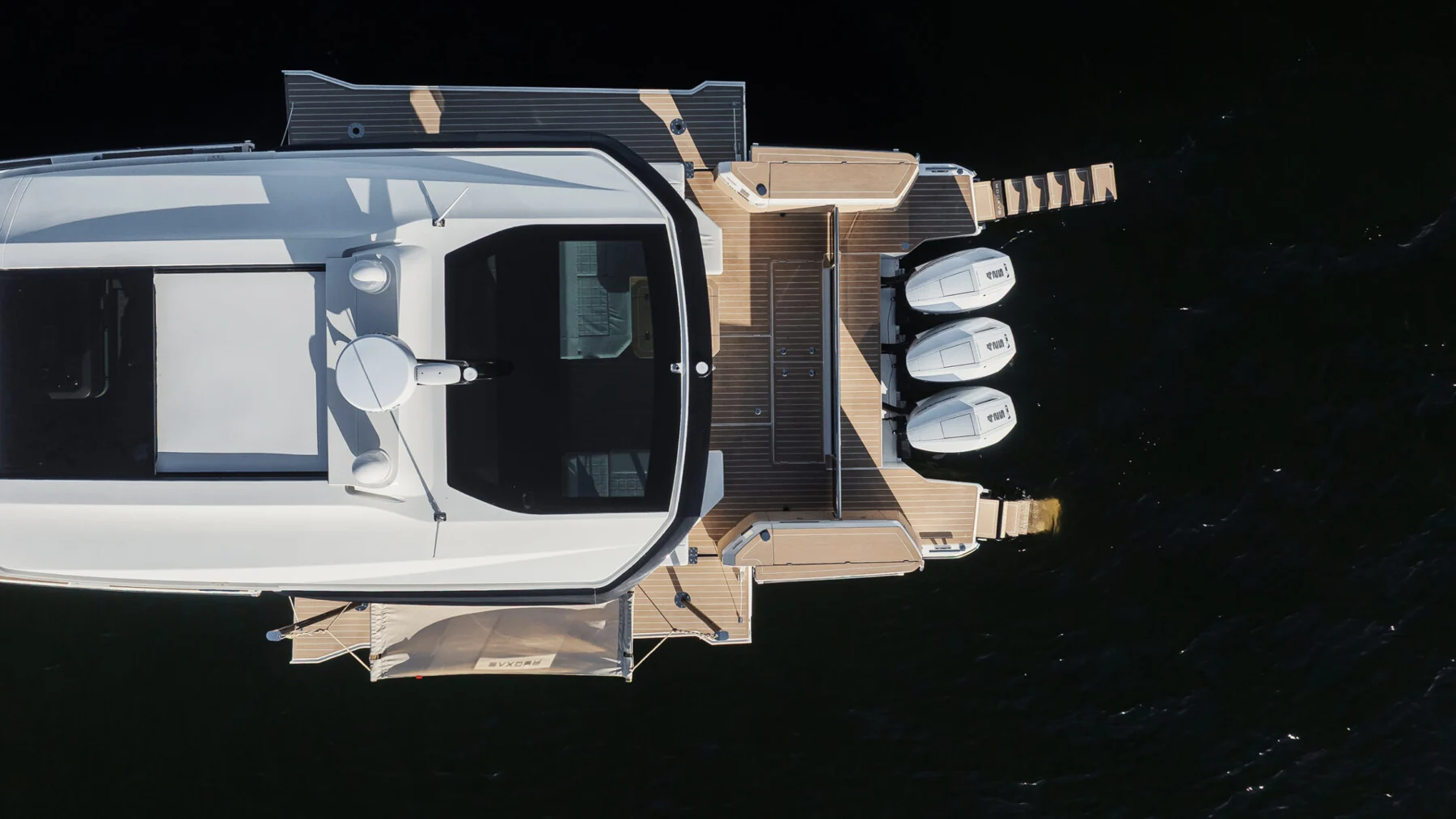 460-sarjan GTC-versiossa ohjaamon voi sulkea tai avata osaksi kansitilaa. Sivuterassit jatkavat oleskelualuetta molemmille puolille venettä. Kuva: Saxdor Yachts / Heikki Salonen.
