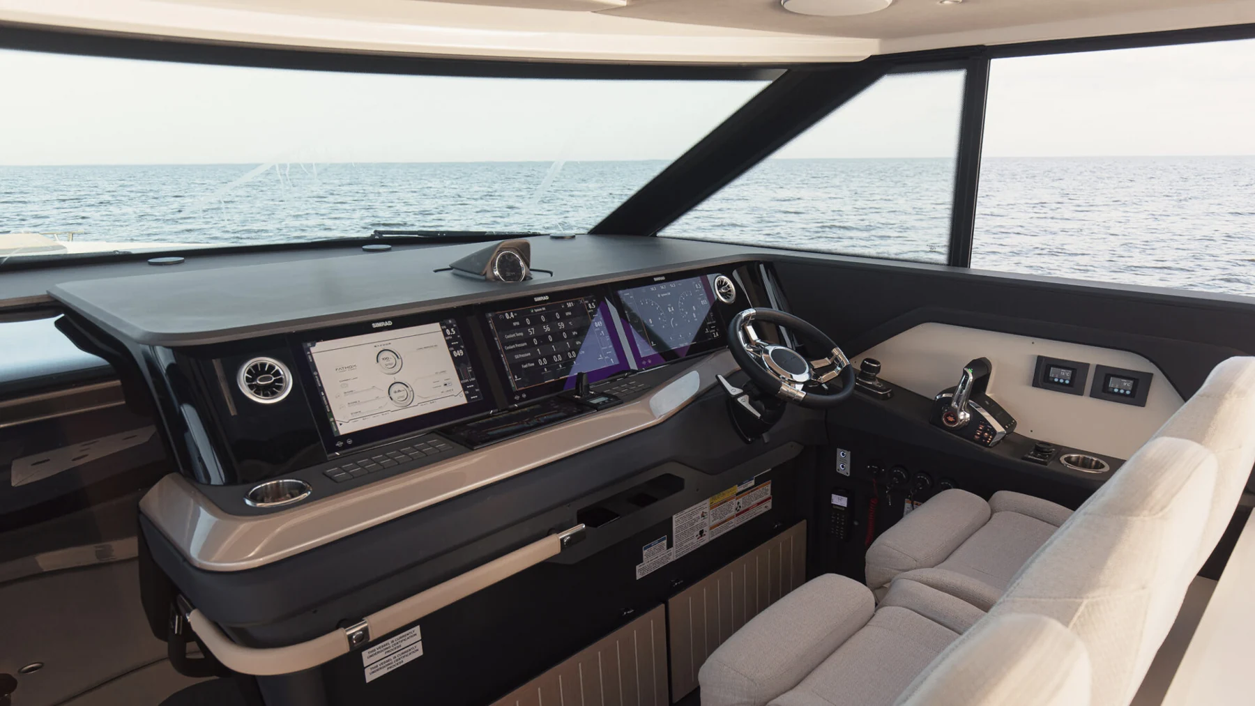 460 GTC:n ohjaamoon saa jopa kolme 16-tuumaista Simrad-näyttöä. Veneen järjestelmien hallinta keskittyy yhä enemmän samalle näyttöpinnalle. Kuva: Saxdor Yachts / Heikki Salonen.
