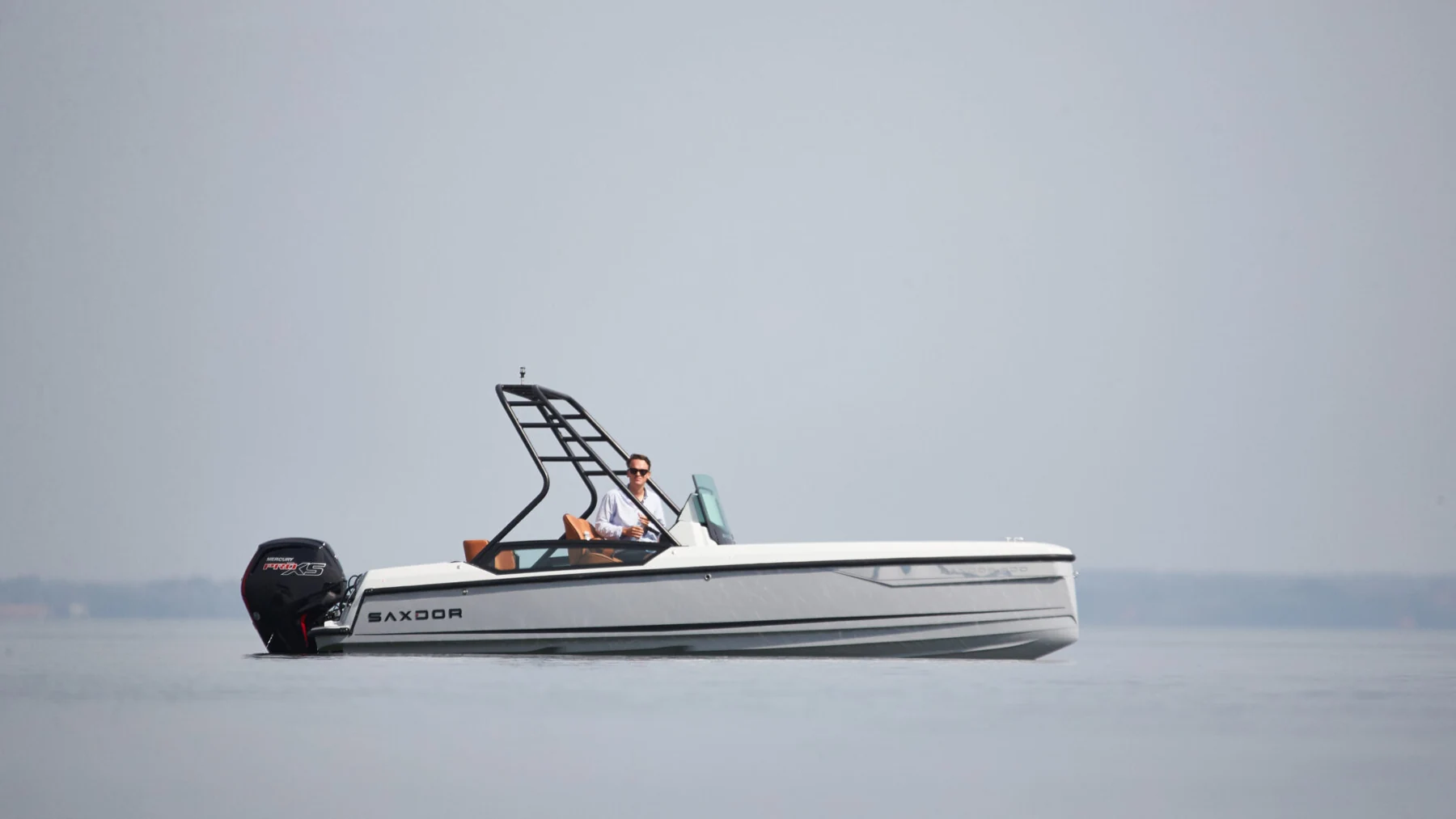 Saxdor 200 edustaa malliston kompaktia päätä. Sen avoin kansiratkaisu kertoo merkin alkuperäisestä ajatuksesta tehdä veneestä suoraviivainen käyttää. Kuva: Saxdor Yachts.