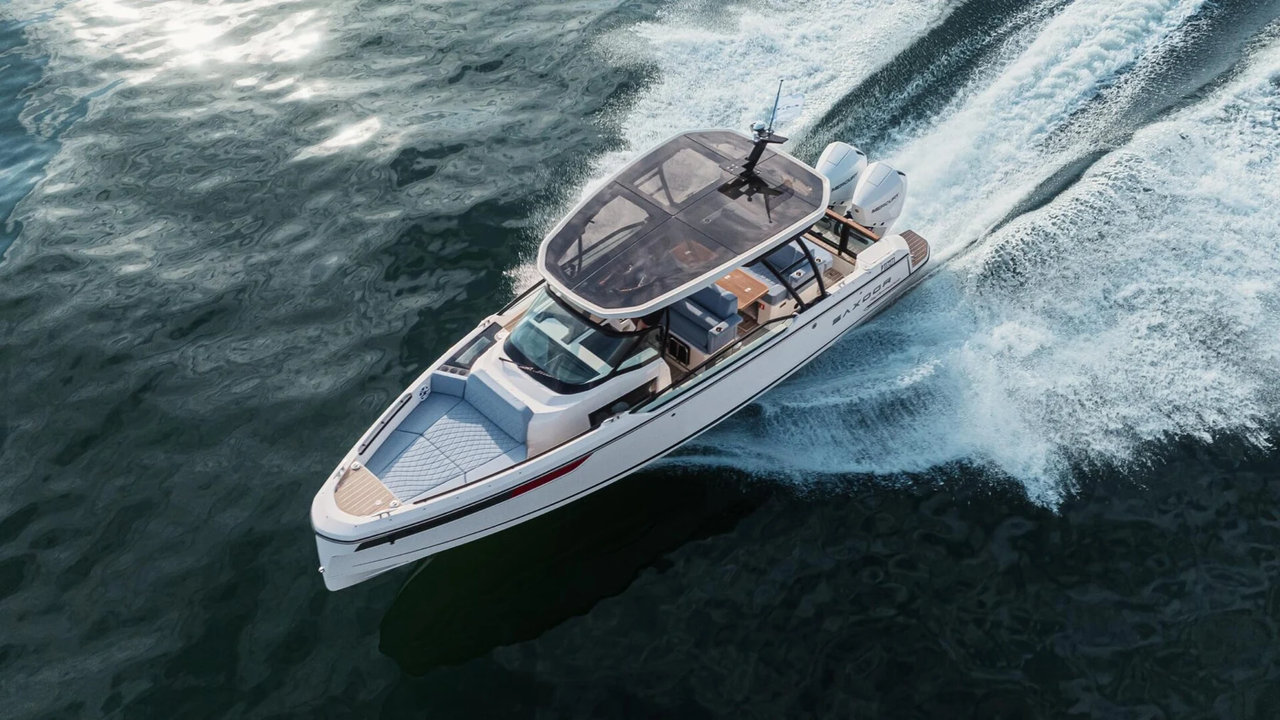 270 GTO sijoittuu pienten Saxdorien ja suurempien ohjaamoveneiden väliin. Kaksiportainen runko kuuluu valmistajan keskeisiin teknisiin ratkaisuihin. Kuva: Saxdor Yachts.