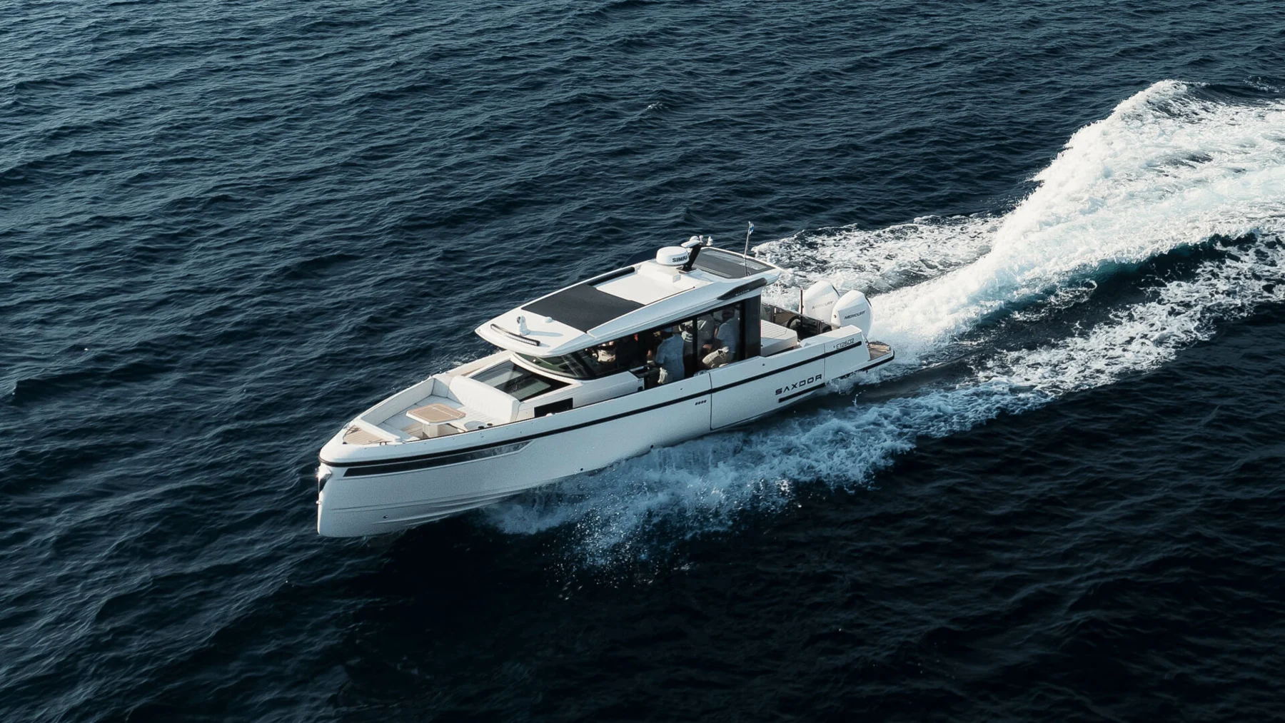 340 GTWA yhdistää suojatun ohjaamon ja sen ympäri kulkevan kannen. Sivuterassit lisäävät oleskelutilaa pysähdyksissä. Kuva: Saxdor Yachts.
