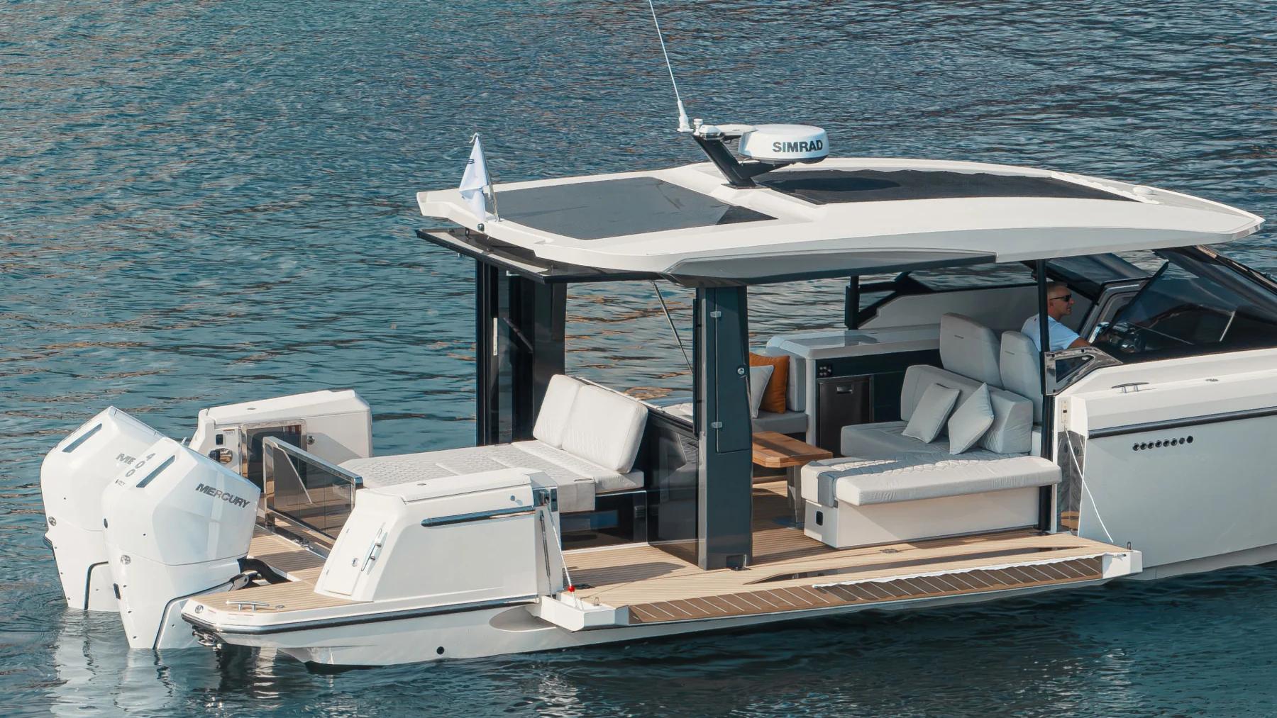 400 GTO:n avattavat sivuterassit laajentavat oleskelualuetta veden äärelle. Suuri osa veneen ideasta liittyy aikaan, jolloin moottorit ovat sammuksissa. Kuva: Saxdor Yachts.