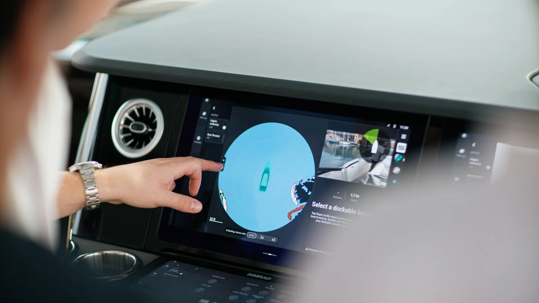 AutoCaptainia käytetään Simrad-näytöltä. Kameroiden muodostama tilannekuva auttaa satamamanöövereissä, mutta uimareiden ja vedenalaisten vaarojen välttäminen jää kipparin vastuulle. Kuva: Saxdor Yachts.