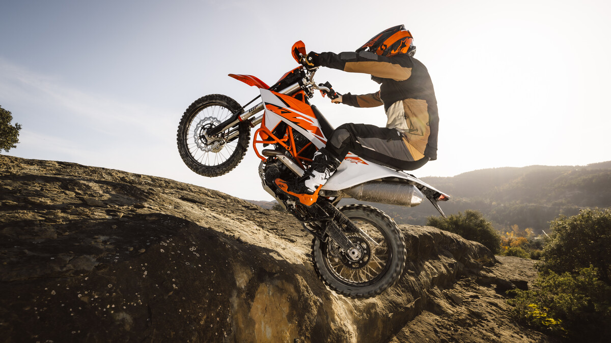 KTM 690 Enduro R:n moottorivääntö kulkee vaihteiston ja ketjuvälityksen kautta takapyörälle. Pelkkä moottorin 73 Nm:n lukema ei siksi kerro takapyörän vääntöä. Kuvassa vuoden 2026 Yhdysvaltain versio valmistajan ajokuvassa. Kuva: KTM.